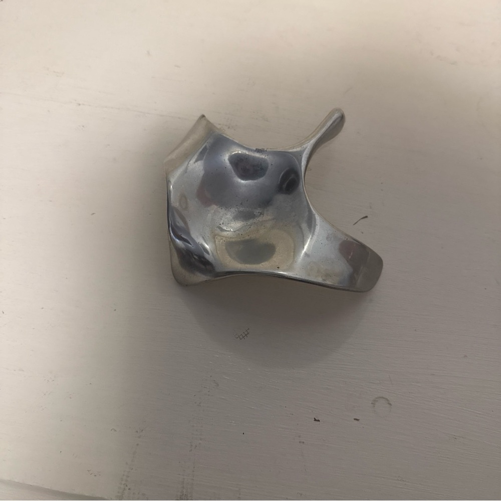 Signed sculpture / ashtray of string Ray manta Hoselton